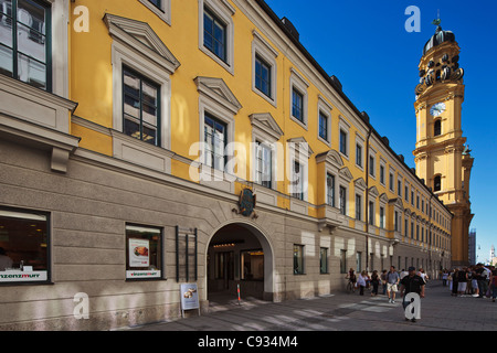 Straßenansicht aus und Theatine Kirche St. Cajetan, München, Bayern, Deutschland. Stockfoto