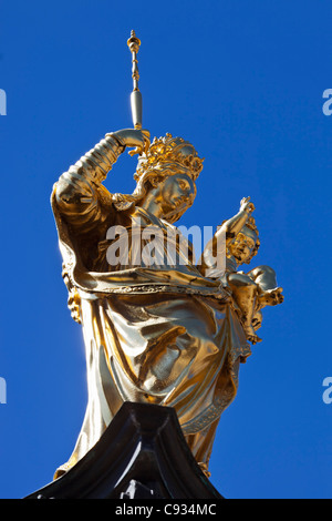 Goldene Statue der Muttergottes auf der Oberseite der Marian Column in der Marien Platz, München, Bayern, Deutschland. Stockfoto