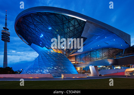 Twilight-Blick auf den Haupteingang zur BMW Welt, eine Ausstellung-Anlage der Firma BMW, München, Bayern, Deutschland Stockfoto