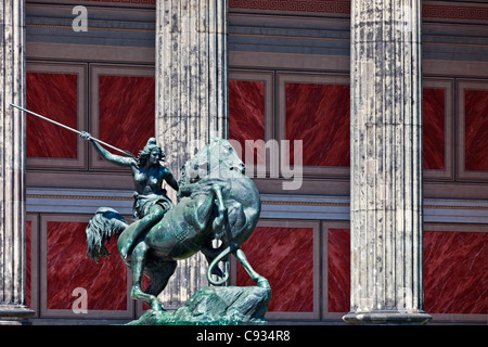 Die Löwen-Kämpfer (Lowenkampfer)-Skulptur vor dem Haupteingang des Altes Museum, Museumsinsel, Mitte, Berlin, Deutschland. Stockfoto