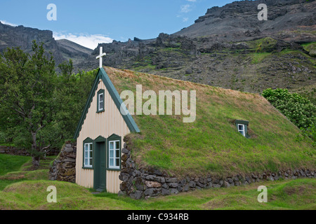 Die alten Holz-und-Torf, Rasen-roofed Kirche von Hofskirkja wurde 1884 erbaut. Stockfoto