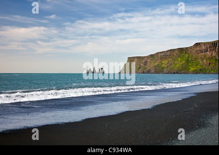 Der Strand von Vik mit seinen langen schwarzen Basalt Sand hat als eines der attraktivsten Strände auf der Erde gezählt. Stockfoto