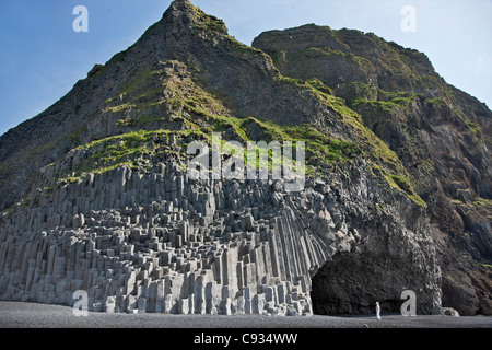 Die riesige Basaltsäulen stehen wie riesigen Orgelpfeifen und Garoar Höhle Zwerg Besucher Reynisfjara, westlich von Vik. Stockfoto
