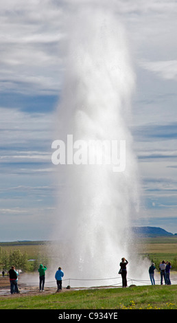 Besucher, die gerade die berühmten Strokkur Geysir, die alle 8 bis 10 Minuten ausbricht. Stockfoto