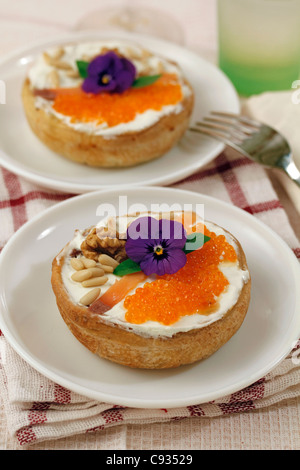 Kaviar-Törtchen mit Pinienkernen. Rezept zur Verfügung. Stockfoto