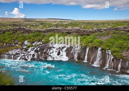 Hraunfossar, d. h. Lava Falls ist eine Reihe von Wasserfälle in den Gletscher genährt Hvita Fluss. Stockfoto