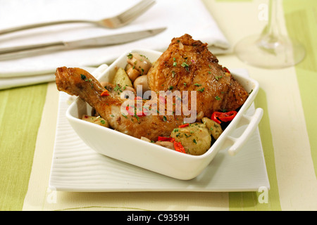 Gebratenes Huhn mit Pilzen. Rezept zur Verfügung. Stockfoto