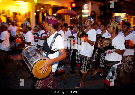 Bali Ubud. Eine Bande von lokalen Schlagzeuger marschieren durch die Straßen von Ubud als Teil der Feierlichkeiten Nyepi. Stockfoto