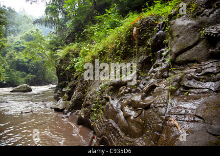 Bali Ubud. Schöne Stein-Carving schmückt die felsigen Seiten eines Flusses in der Nähe von Ubud nach etwa 1km flussabwärts. Stockfoto