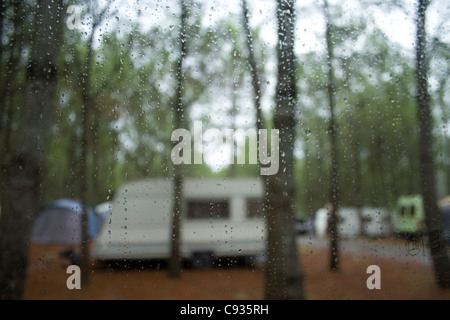 Regen fällt ganztägig auf dem Wohnwagen & Wohnmobile - Mitte des Sommers Stockfoto