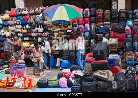 Open-Air-Stände außerhalb Hogg Markt in zentralen Kalkutta. Stockfoto