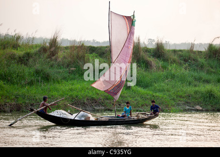 Ein Fischerboot mit einem improvisierten Segel am Fluss Hooghly nahe Kalna. Stockfoto