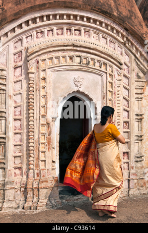 Eine Hindu-Frau trägt einen bunten Sari fährt man von 108 Shiva Ziegel Tempel von Kalna. Stockfoto