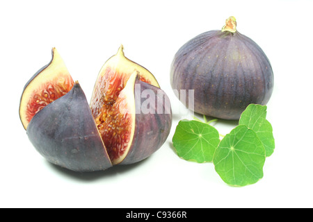 frische Feigen mit Kapuzinerkresse auf weißem Hintergrund Stockfoto