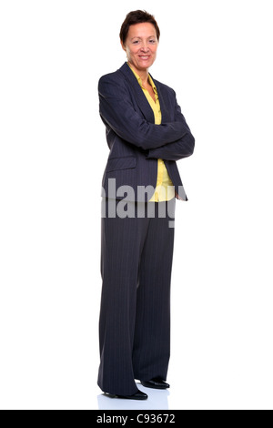 Foto von einer Reifen Geschäftsfrau mit ihren Armen gefaltet Stand seitwärts lächelnd zu Kamera Stockfoto