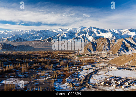 Indien, Ladakh, Leh. Blick nach Süden über Leh, der Hauptstadt Ladakhs, in Richtung der Zanskar-Bereich. Stockfoto