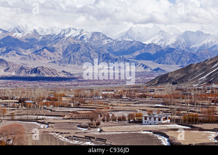 Indien, Ladakh, Stok. Blick über das Tal des Indus von Stok, ein Dorf, dessen königliche Palast ist, Heimat der Königin von Ladakh. Stockfoto