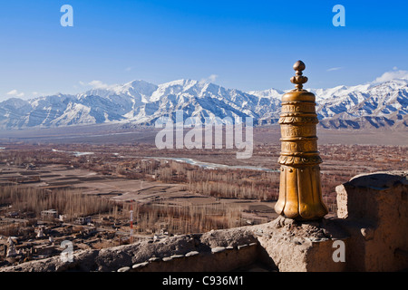 Indien, Ladakh, Thikse.  Ansicht des Indus-Tales von Thikse Kloster. Stockfoto