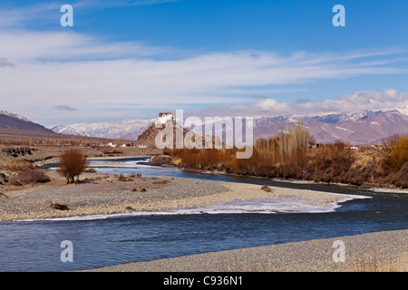 Indien, Ladakh, Stakna. Stakna Kloster, thront dramatisch auf eine pyramidenförmige Felsen mit der Indus-Fluss fließt durch. Stockfoto