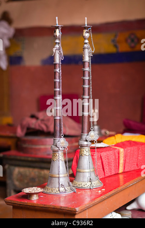 Indien, Ladakh, Hemis. Des Mönchs zeremonielle Hörner in Gotsangpas Höhle Stockfoto