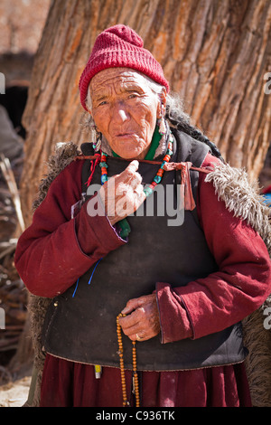 Indien, Ladakh, Nimmu. Eine Ladakhi Dame in Tracht auf einem Gompa in Nimmu. Stockfoto