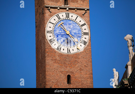 Italien, Veneto, Vicenza, der Clock Tower in den wichtigsten Sqaure befestigt, die Basilica Palladiana Stockfoto