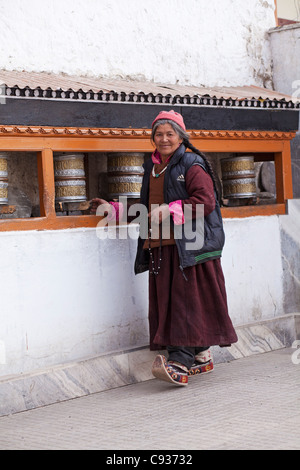 Indien, Ladakh, Leh. Das Chowkhang-Kloster in Leh drehen Gebetsmühlen. Stockfoto