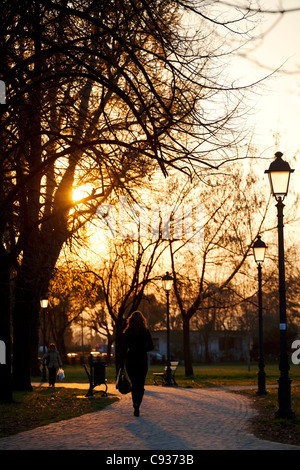 Italien, Veneto, Vicenza, Westeuropa;  Eine junge Frau, die zu Fuß in einem der parks Stockfoto