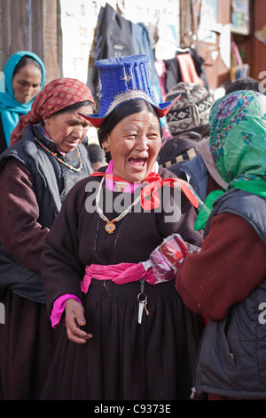 Indien, Ladakh, Leh. Eine Ladakhi Dame in Tracht, Spaß mit ihren Freunden in Leh-Markt. Stockfoto