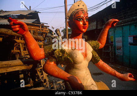 Indien, Westbengalen, Kalkutta. In der Kumartuli Enklave von Kolkata, Clay Statue oder Murti von der Hindu-Göttin Saraswati Stockfoto