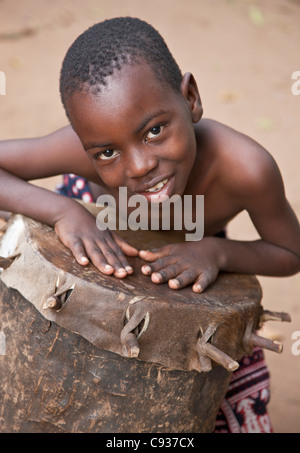 Ein junger Schlagzeuger Giriama führt bei Gedi.  Der Giriama sind eine große Küste Völker der Bantu Ursprung Malindi im Mittelpunkt. Stockfoto