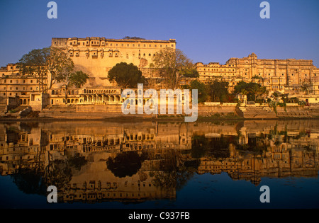 Indien, Rajasthan, Udaipur. Udaipurs berühmte Stadt Schlossanlage und der angrenzenden Fateh Prakash Palace Hotel. Stockfoto