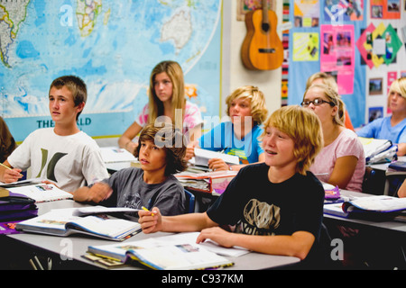 Begeisterten acht-Klässler achten Sie auf ihre Lehrer in der Klasse an einer Mittelschule in Südkalifornien. Stockfoto