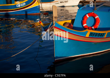 Malta, Europa; Bunten traditionellen maltesischen Boote lokal bekannt als "Luzzu" in Marsaxlokk Stockfoto