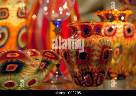 Venedig, Veneto, Italien; die berühmte, bunte Murano Glass auf dem Display in einem Schaufenster Stockfoto