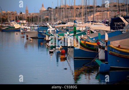 Malta, Europa; Traditionelle Fischerboote, bekannt als "Luzzu" im Hafen von Msida gebunden Stockfoto