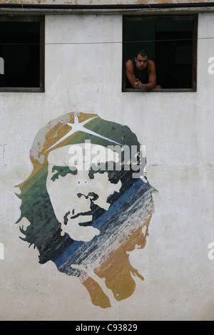 Graffiti, basierend auf dem berühmten Foto von Ernesto Che Guevara von Alberto Korda in Havanna, Kuba. Stockfoto