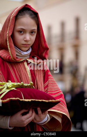 Sizilien, Italien, Westeuropa; Ein Mädchen in Tracht während Processione dei Misteri von Trapani Stockfoto