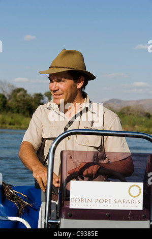 Malawi, Majete Wildlife Reserve. Ein Leitfaden mit Robin Pope Safaris fährt ein Schnellboot Tierbeobachtungen entlang des Shire-Flusses. Stockfoto