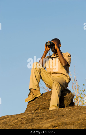 Malawi, Majete Wildlife Reserve. Ein Leitfaden mit Robin Pope Safaris auf eine Buschwanderung. Stockfoto