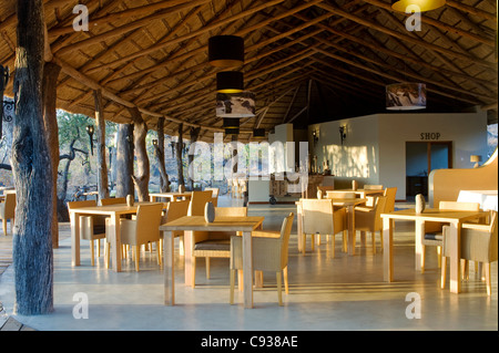 Malawi, Majete Wildlife Reserve. Die wichtigsten Essbereich Mkulumadzi Luxus Safari Lodge am Rande des Flusses Shire. Stockfoto