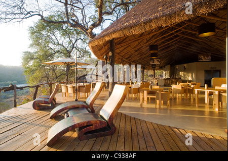 Malawi, Majete Wildlife Reserve. Das Deck und die wichtigsten Essbereich der Mkulumadzi Safari Lodge. Stockfoto