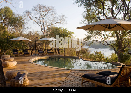 Malawi, Majete Wildlife Reserve.  Sonnenliegen am Pool in Mkulumadzi lodge Stockfoto