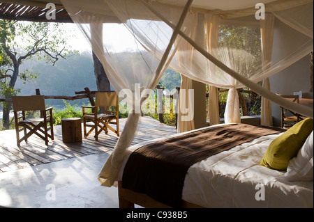 Malawi, Majete Wildlife Reserve. Schlafzimmer in Mkulumadzi Luxus Safari Lodge am Rande des Flusses Shire. Stockfoto