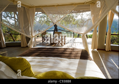 Malawi, Majete Wildlife Reserve. Schlafzimmer in Mkulumadzi Luxus Safari Lodge am Rande des Flusses Shire. Stockfoto