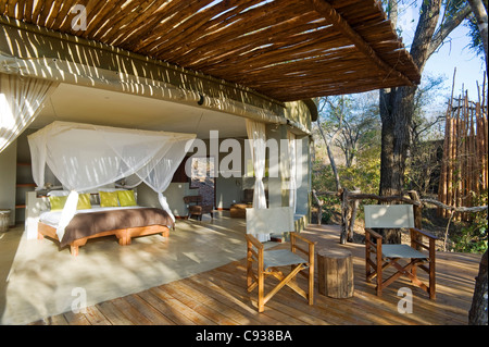 Malawi, Majete Wildlife Reserve. Schlafzimmer in Mkulumadzi Luxus Safari Lodge am Rande des Flusses Shire. Stockfoto