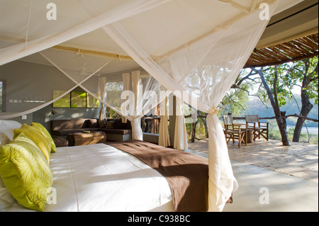 Malawi, Majete Wildlife Reserve. Schlafzimmer in Mkulumadzi Luxus Safari Lodge am Rande des Flusses Shire. Stockfoto