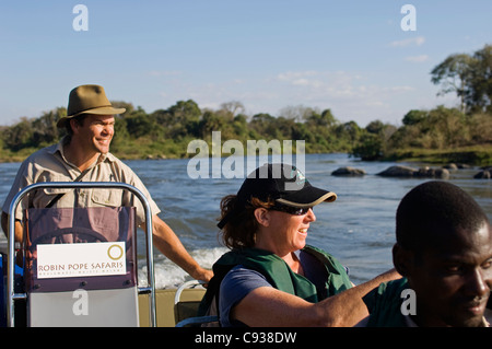 Malawi, Majete Wildlife Reserve. Ein Leitfaden mit Robin Pope Safaris fährt ein Schnellboot Tierbeobachtungen entlang des Shire-Flusses. Stockfoto