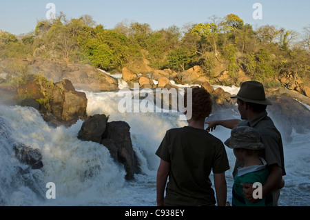 Malawi, Majete Wildlife Reserve.  Ein Safari-Guide weist darauf hin die Kapircira Wasserfälle zu jungen auf eine Buschwanderung während einer Familien-Safari. Stockfoto