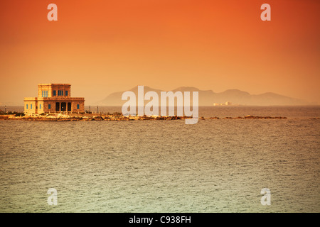 Sizilien, Italien, A Villa am Meer mit den Ägadischen Inseln im Hintergrund Stockfoto